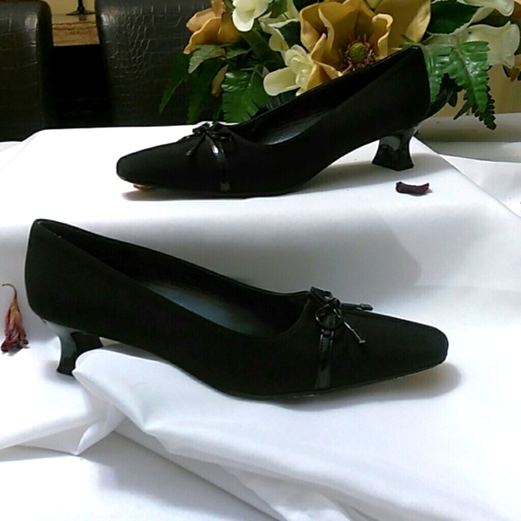 Stuart Weitzman ladied slip on heel - Picture 2 of 8